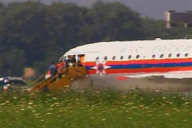 Image of unidentified people ascending stairs of a Russian plane in Vienna